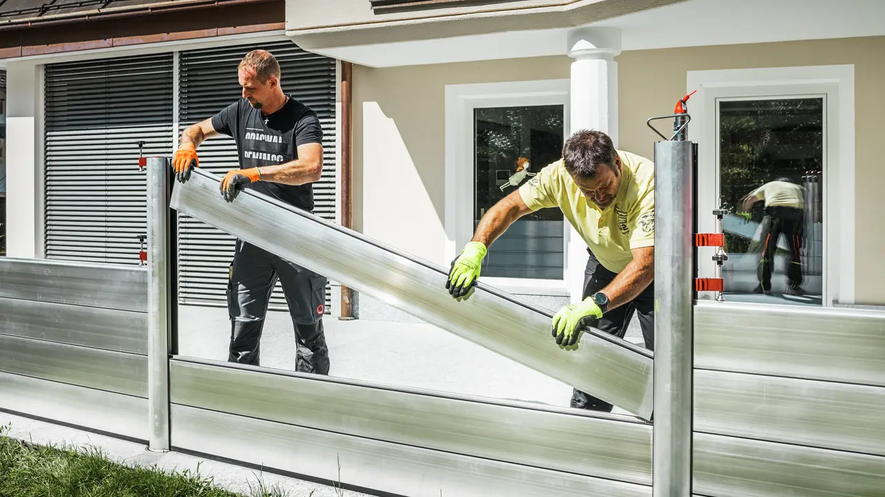 Productie van aluminium dambalken in het magazijn in Elburg