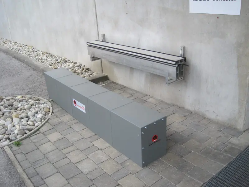 Opslag van aluminium dambalken in het magazijn in Elburg