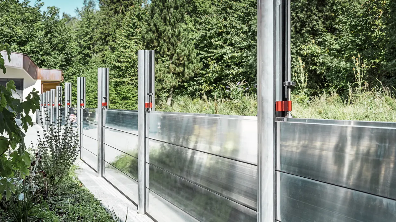 Hoogwaterbescherming aan de tuinzijde, uitgevoerd in de kleur van de gevel